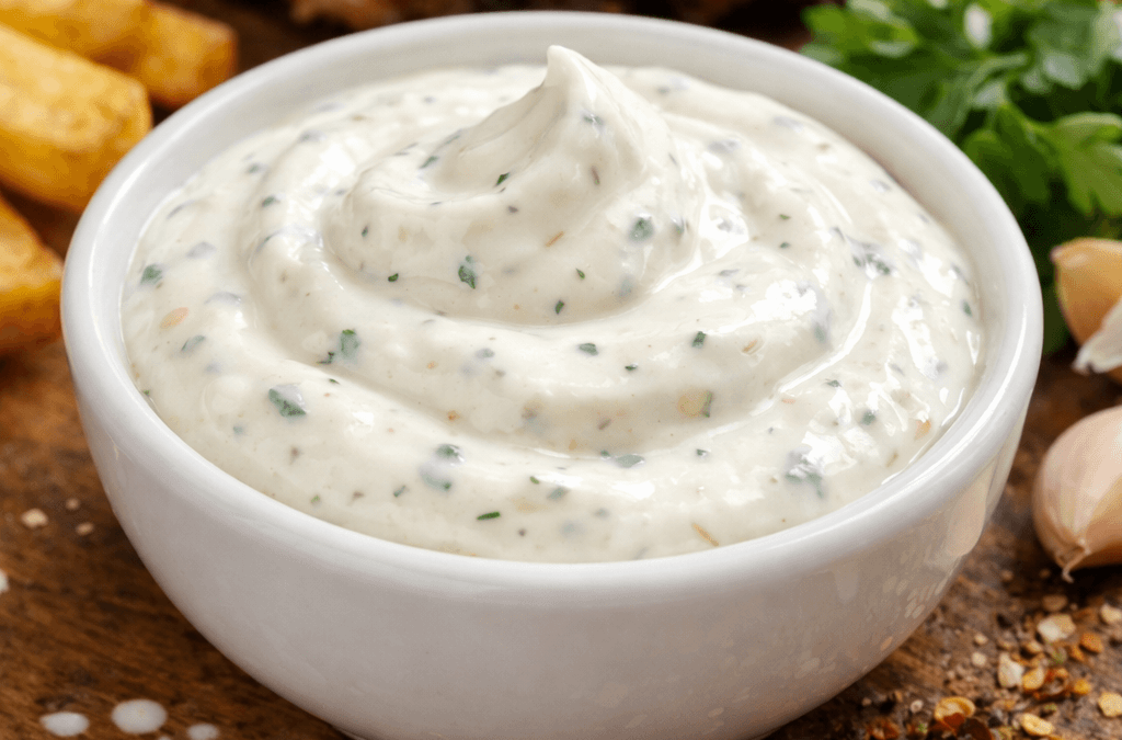 Sos do kebaba – domowy przepis na kultowy „mieszany”, który smakuje najlepiej